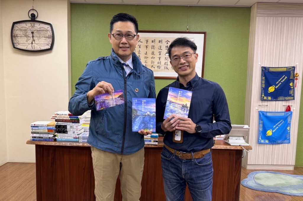 ▲明道中學校長汪大久強調,透過新書身體力行明道中學的閱讀教育與明道人幫明道人的精神,期盼閱讀與寫作的風氣持續在明道深耕,用文學開啟生命視野,讓明道人就是「讀冊人」。(記者林明佑翻攝)