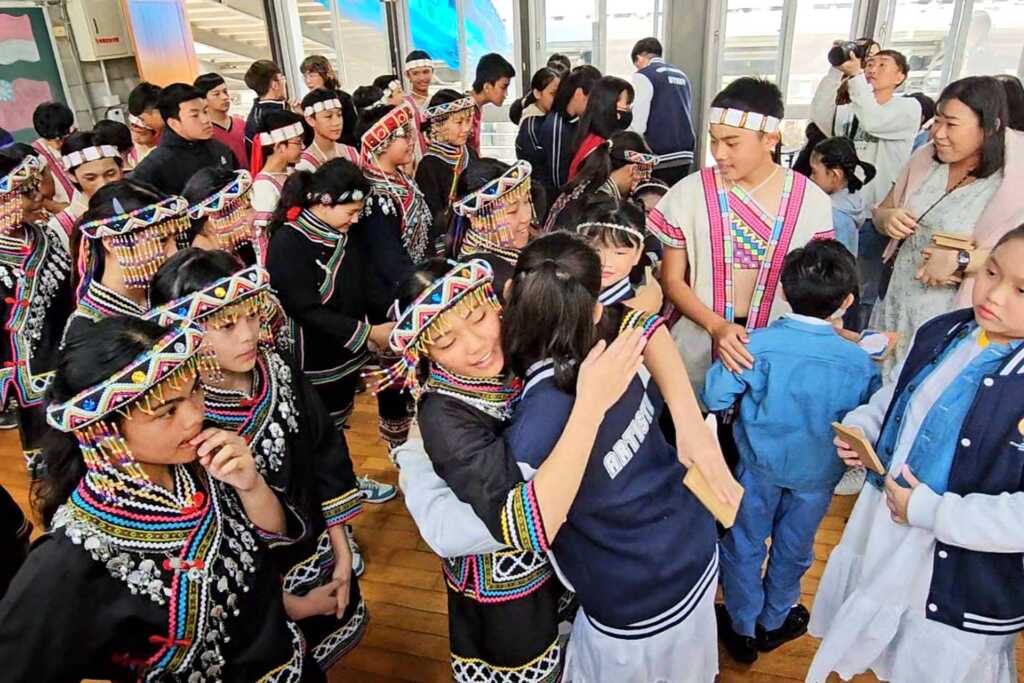 ▲新加坡朝陽學校學童與民和國中孩子熱絡融洽互動。(記者張玉泰翻攝)