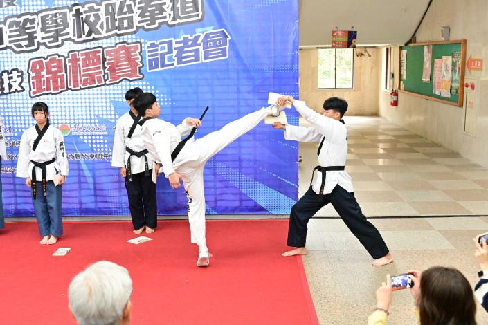 官網DSC_7833由新竹縣跆拳道好手於記者會演出,虎虎生風。.JPG
