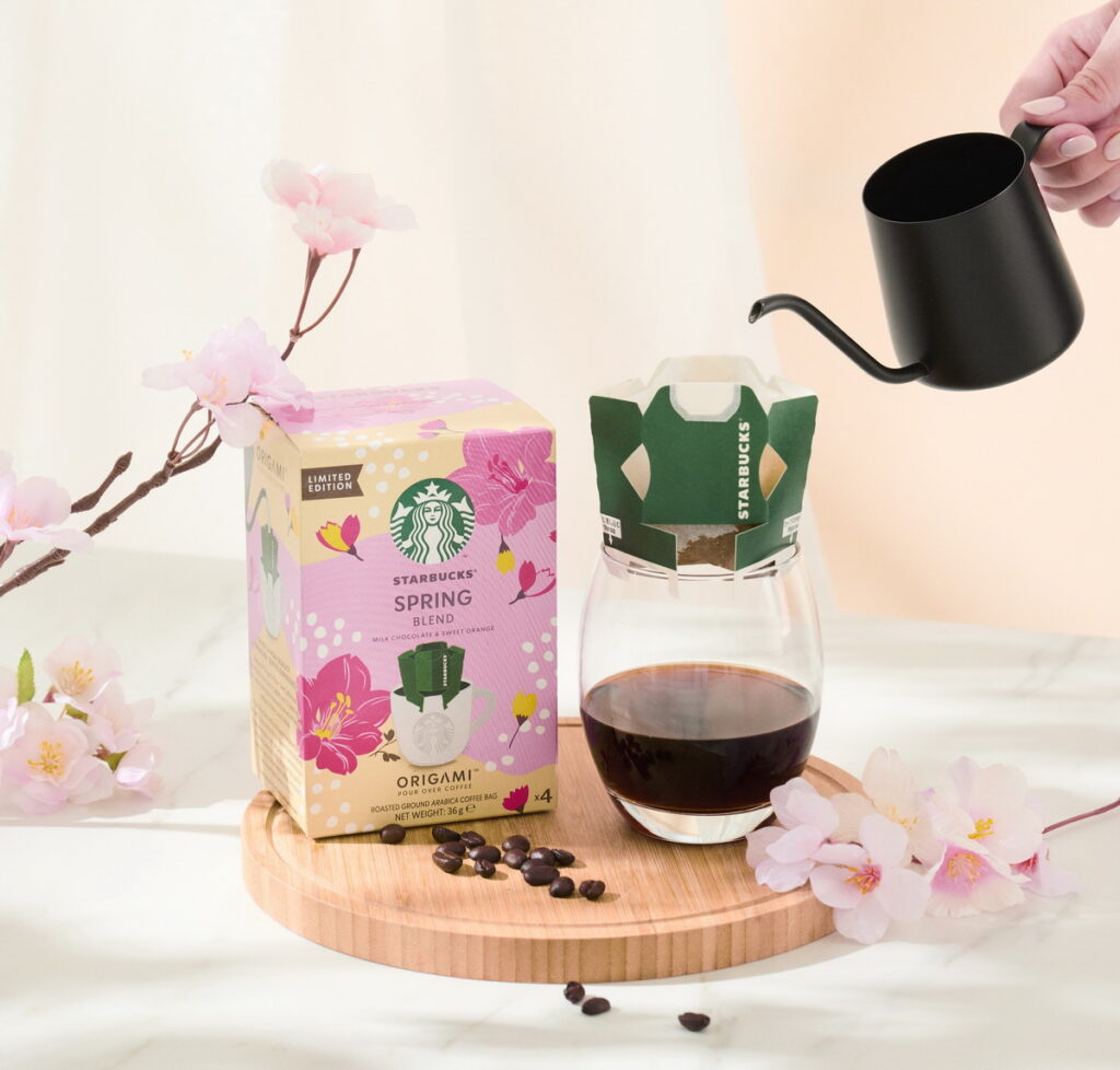 「星巴克®Origami™春季綜合濾掛咖啡」的掛耳包裝結構，靈感啟發於日本的摺紙工藝，透過星巴克特製摺紙式掛耳設計搭配手沖，不過度浸潤、萃取出的咖啡風味更加乾淨，口感讓人愛不適口！方便上手，隨時都可享受專屬自己的春日咖啡時光！