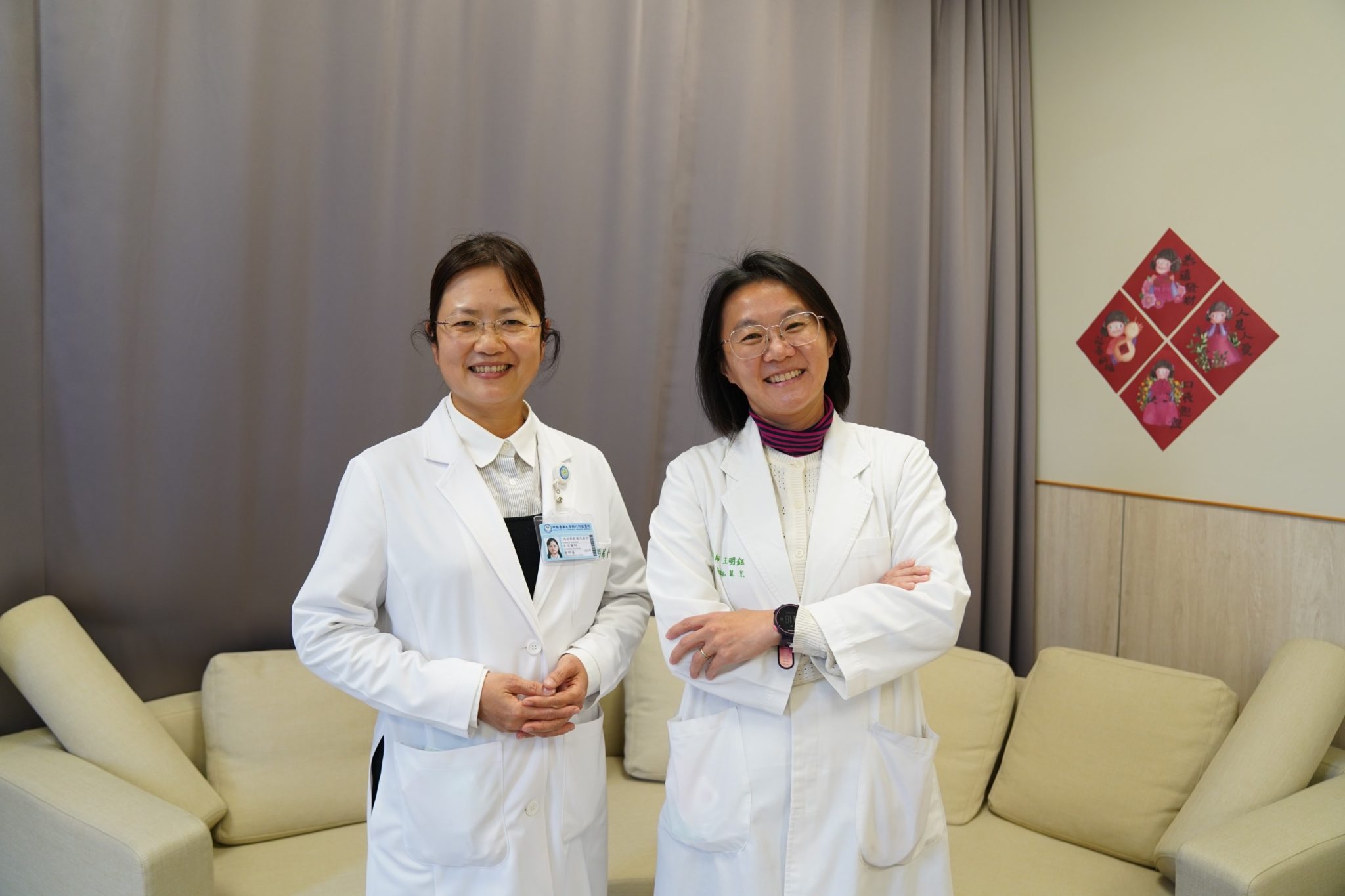 中國醫藥大學新竹附設醫院身心科主王明鈺(右),內分泌及新陳代謝科謝明蓁醫師(左)。(圖/記者林照東翻攝)