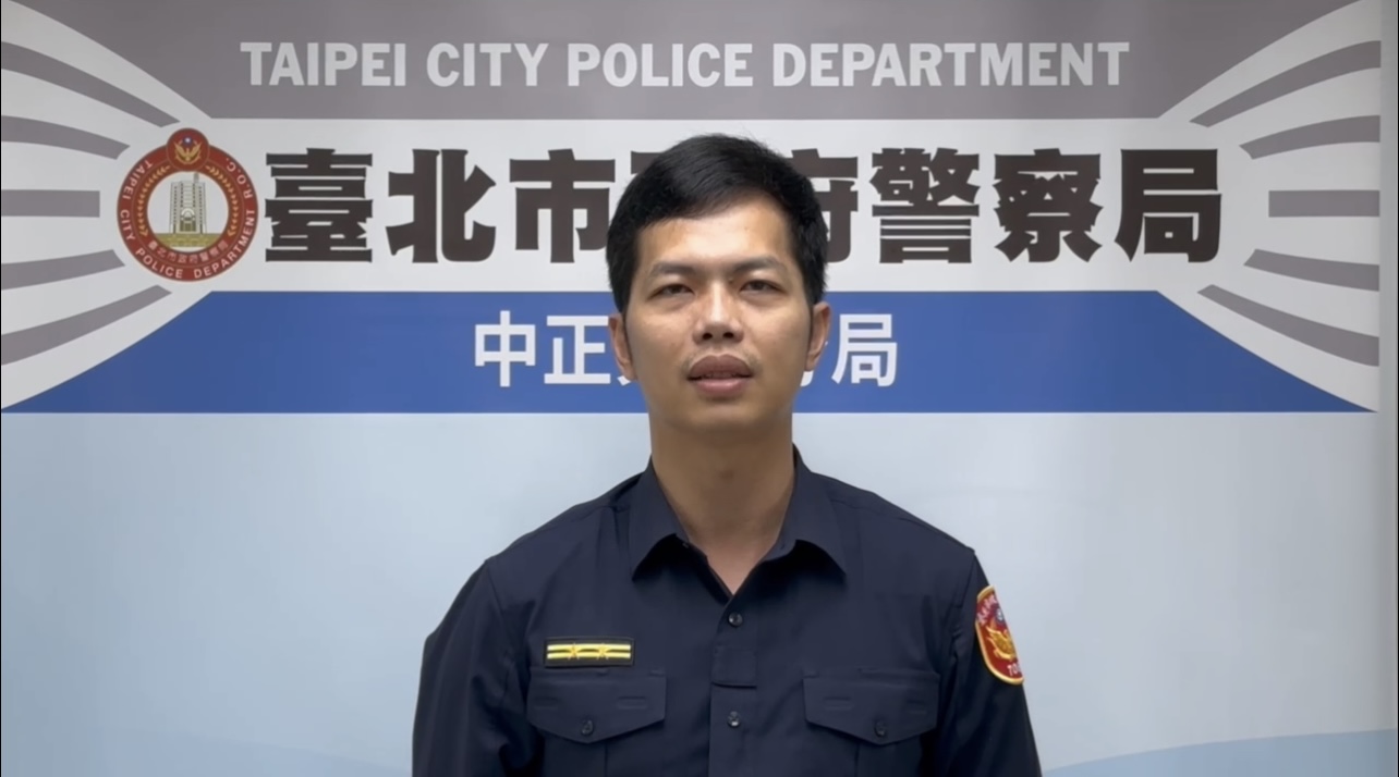 派出所所長李家名說明案情經過，呼籲民眾公共場所切勿任意攜帶類似真槍之玩具槍畫面。（圖/記者 張泓笙翻攝）