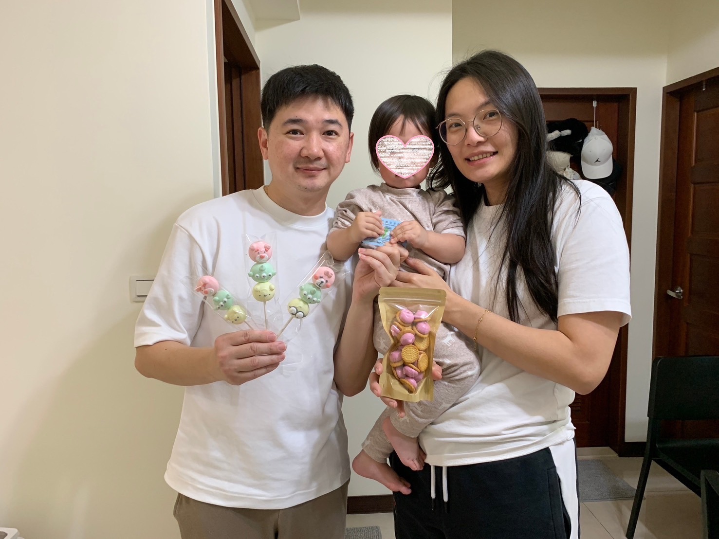 來自馬來西亞的莊男與台灣妻子育有一女,自創品牌成立「晴麻煩」手工馬林糖工作坊。(記者張欽翻攝)