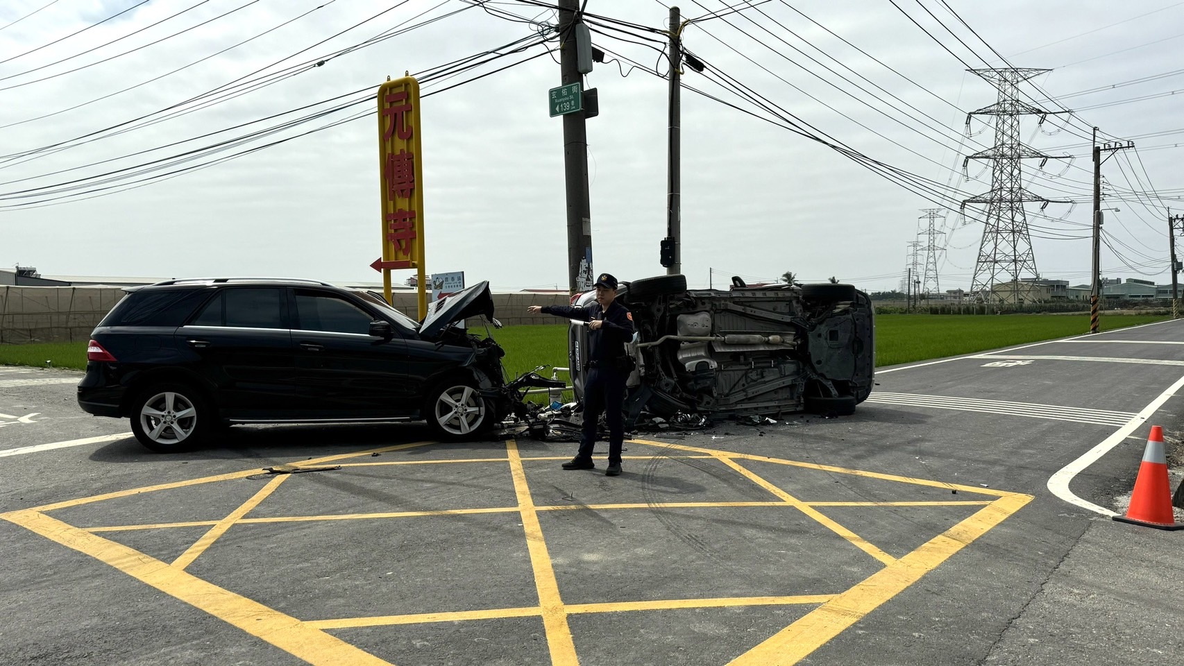 阿蓮區巷道路口車禍 湖警速達現場處理 幸人送醫均無生命危險。〈圖/記者蔡宗武翻攝〉