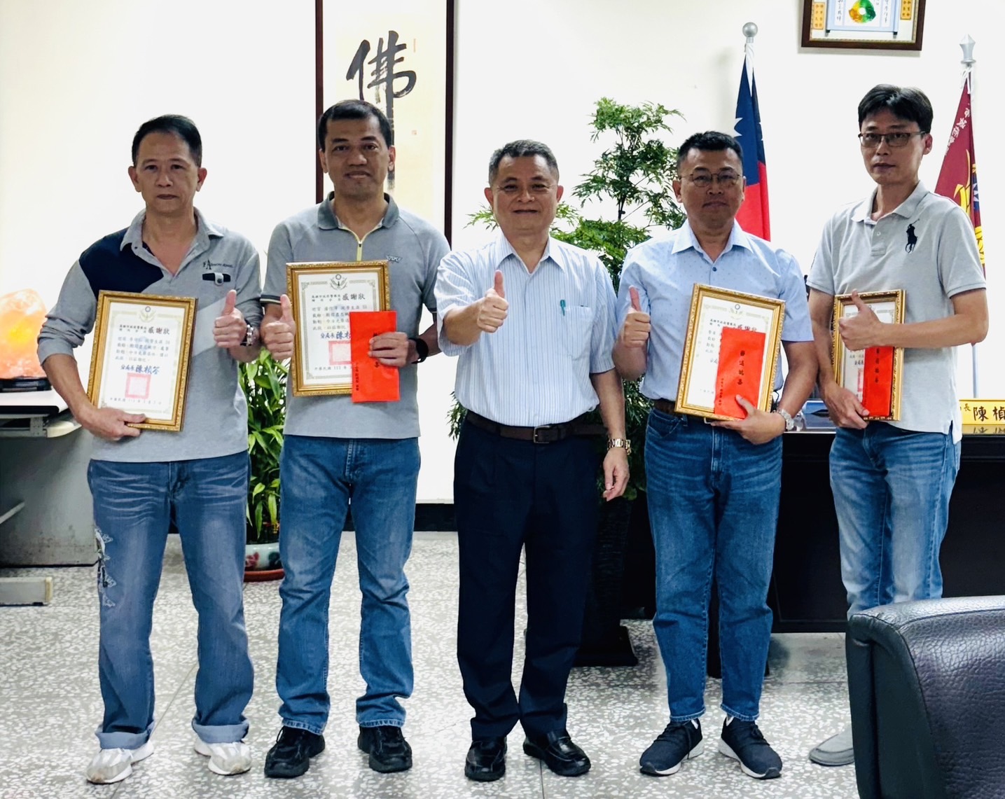 湖內四勇榮退 分局長贈禮致謝祝賀。〈圖／記者翻攝〉