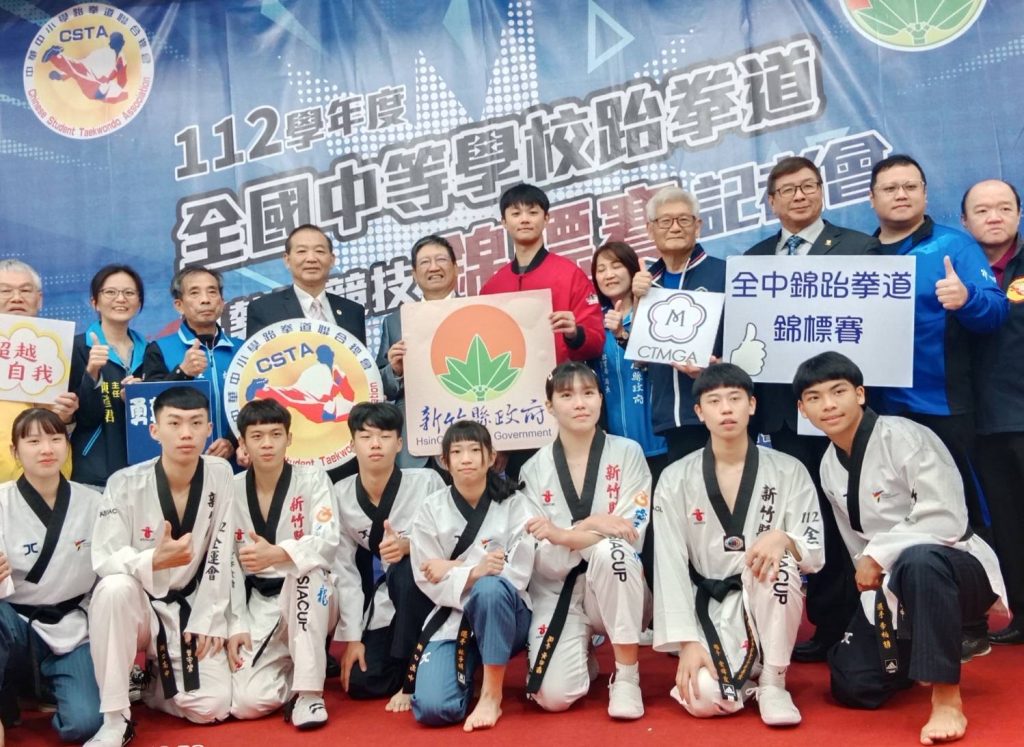 東京奧運跆拳道國手黃鈺仁(中間穿紅衣服)出席記者會為小將們加油打氣。(圖/記者黃溎芬攝影)