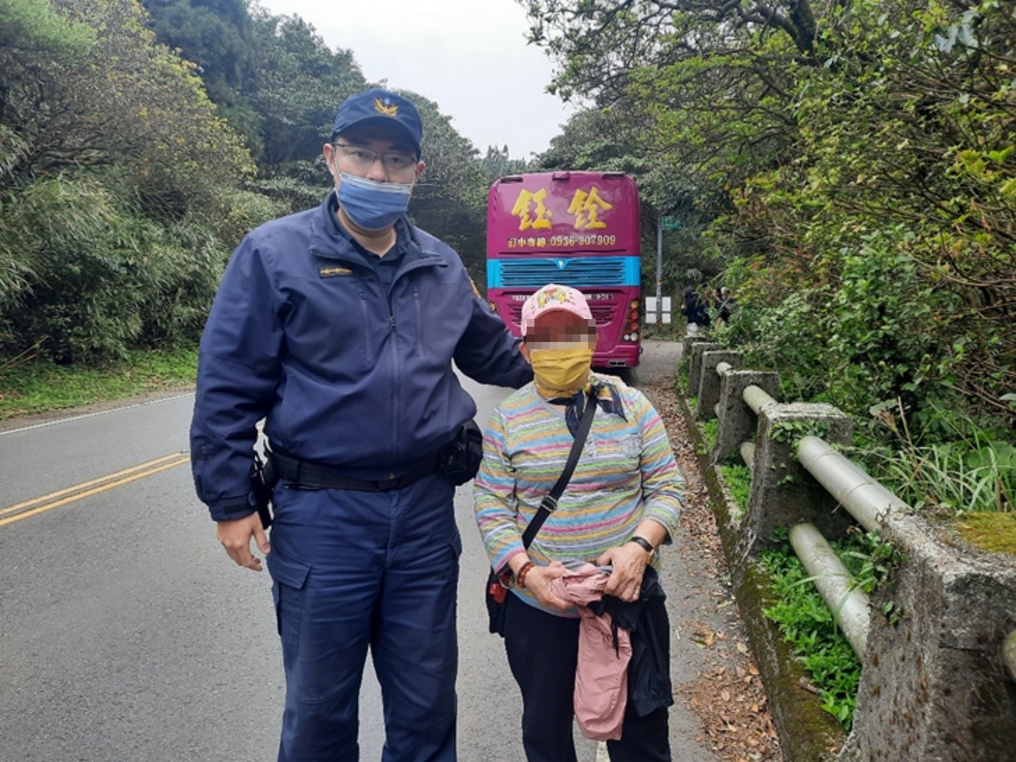 林姓老婦搭乘遊覽車上陽明山賞櫻,不料體力不支脫隊,經領隊至北投分局竹子湖派出所報案,警員張凱翔積極協尋順利協助老婦返家。(記者薛秀蓮翻攝)