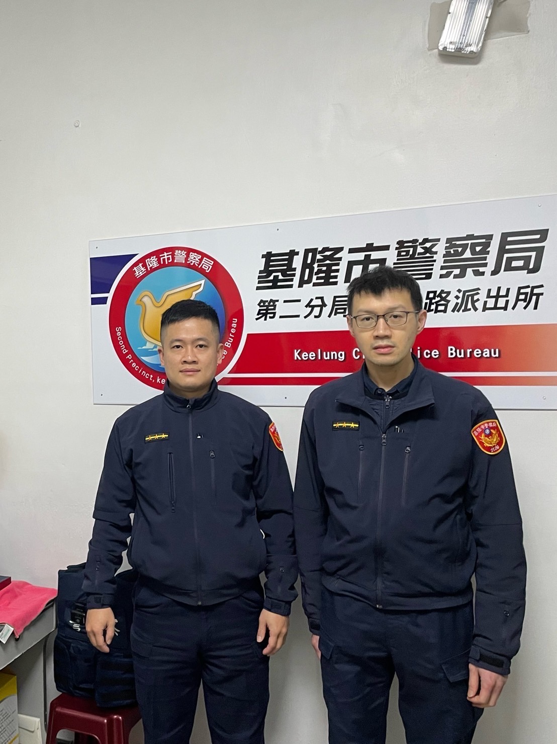 基隆市警察局第二分局和一路派出所警員鄭旭翔、林星辰(左至右)。(記者薛秀蓮翻攝)