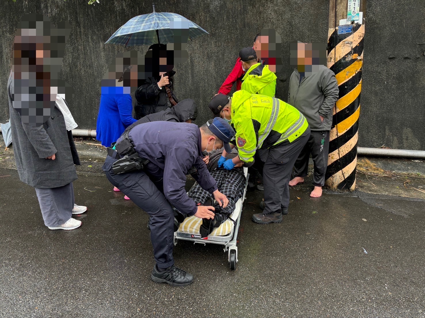 男子倒路中喚不醒,基警協同家人協助送醫。(記者薛秀蓮翻攝)