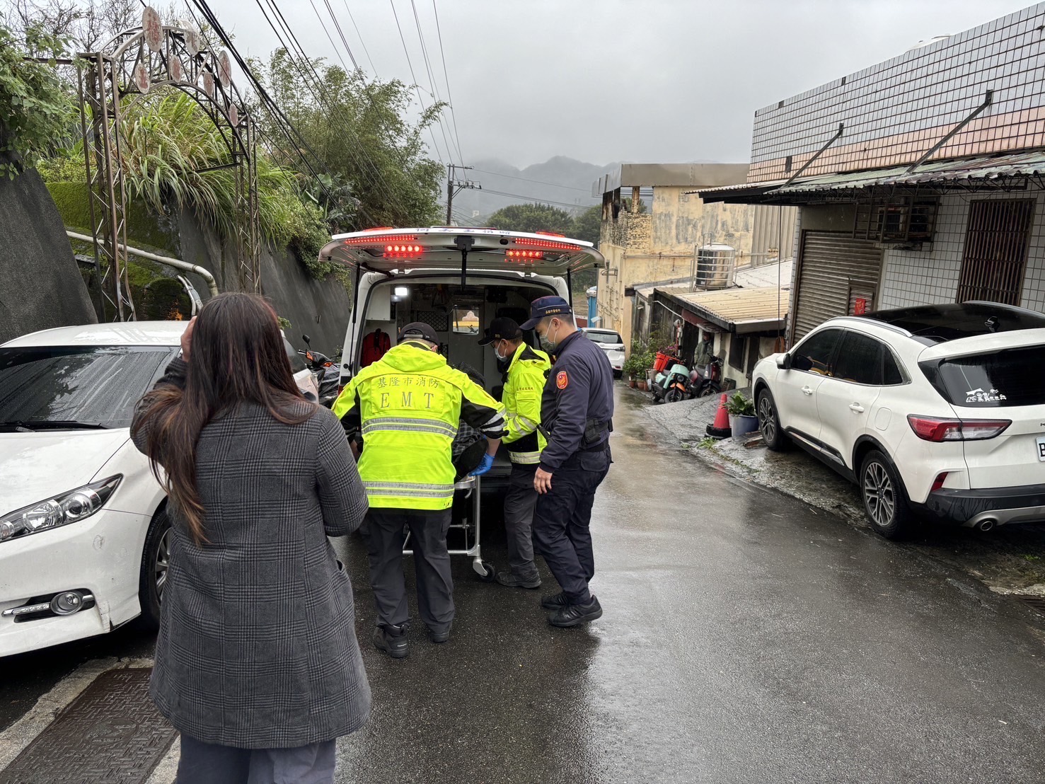 男子倒路中喚不醒,基警協同家人協助送醫。(記者薛秀蓮翻攝)