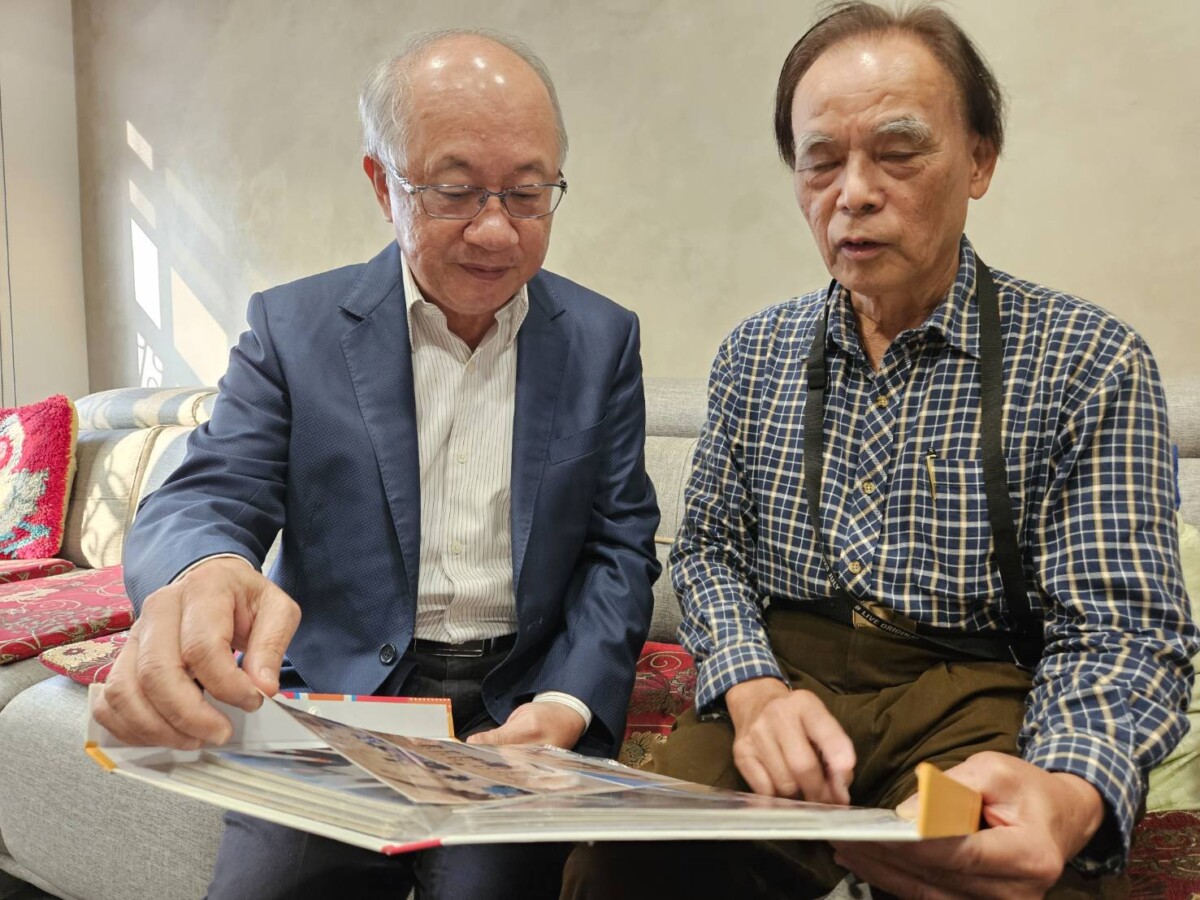 ▲蔡順正(右)拿出在家扶40年來工作紀錄老照片與雲林家扶陳燦勳主委分享。