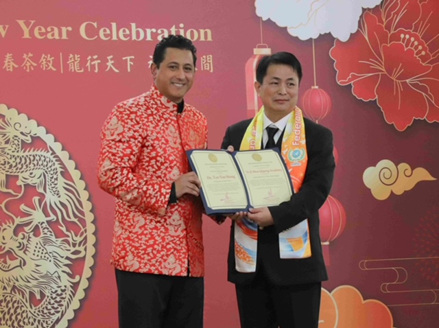 ▲加州財政部部長Fiona Ma的代表George Herrera頒贈表揚狀給太極門以及掌門人洪道子博士。（記者李欣翻攝）