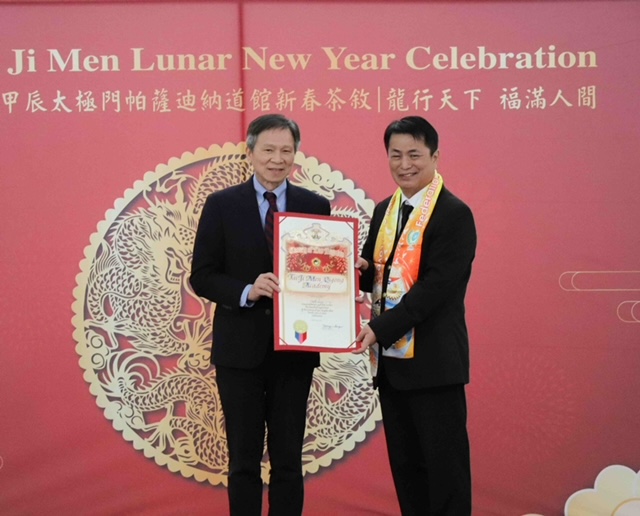 洛杉磯縣縣政委員Kathryn Barger的代表Jimmy Wu致贈表揚狀給太極門。（記者李欣翻攝）