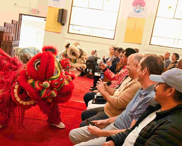 ▲祥獅與來賓互動，祝福大家新年平安健康快樂。（記者李欣翻攝）