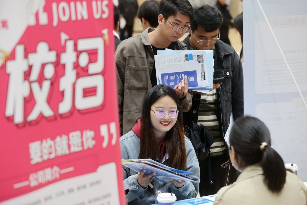 大學畢業生、農民工等群體是「穩就業」重中之重。圖/取自新華社