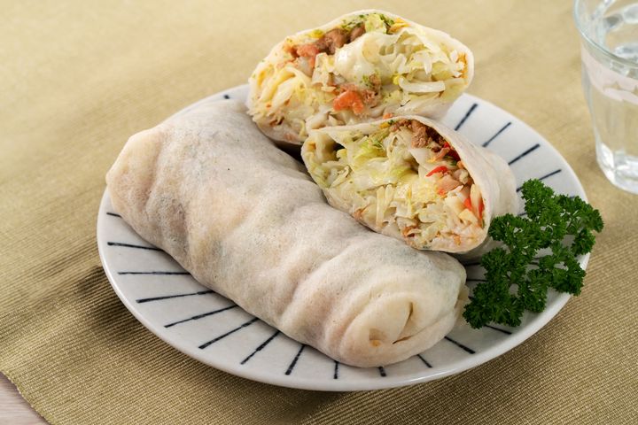 清明節吃潤餅除了是個習俗,也能一口吃到許多春天盛產的青菜餡料。 圖:shutterstock/來源