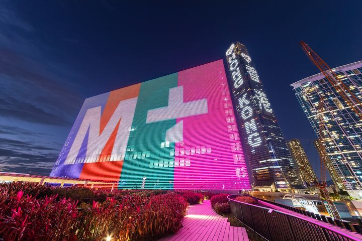 位於西九文化區的M+大樓,是全球數一數二的現代與當代視覺文化博物館。 圖:喜鴻假期/提供