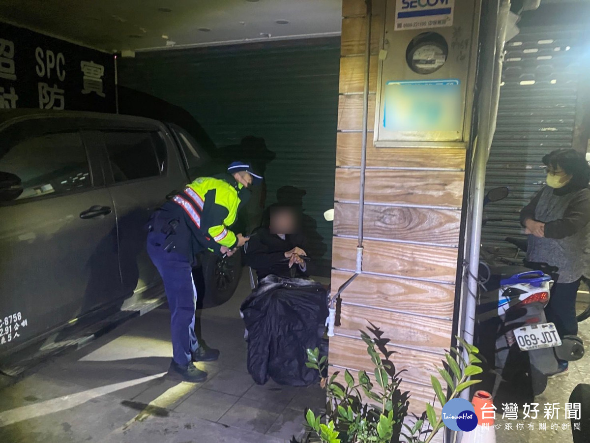 老翁深夜騎樓呆坐4小時，警方及時發現協助返家。
