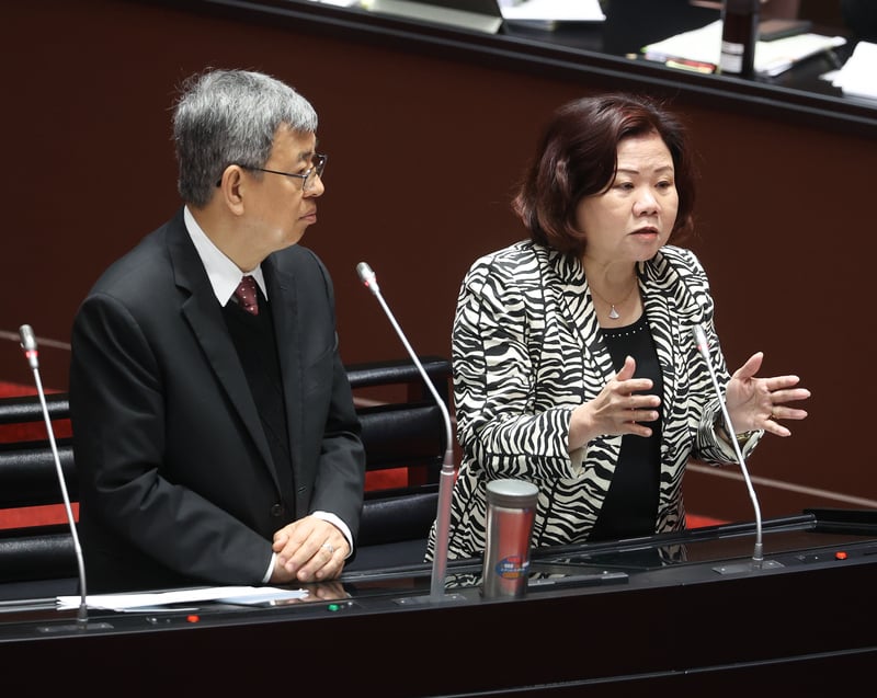 勞動部長許銘春（右）今為印度移工「膚色相近」言論致欺歉。中央社
