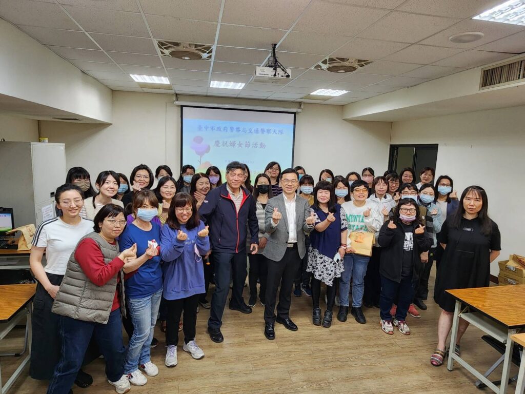 ▲圖說:迎接三八婦女節,中市交警大隊特別為女性同仁舉辦一場「閃亮亮」慶祝活動 (圖/台中市政府提供)