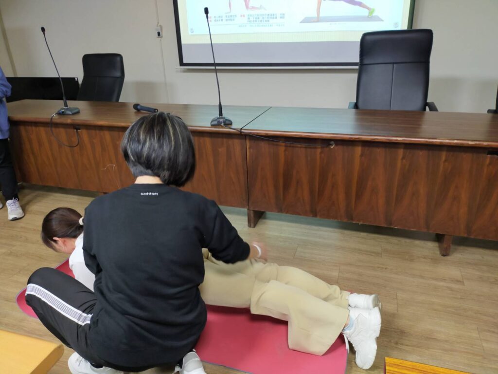 ▲圖說:護理師江淑雯特別分享一些簡單易學的核心肌群訓練動作 (圖/台中市政府提供)