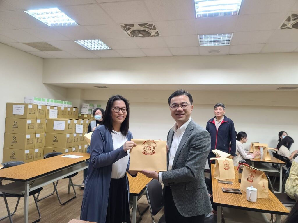 ▲圖說:交警大隊於慶祝活動中致贈每位女性同仁面膜及巧克力,表達感謝和祝福 (圖/台中市政府提供)