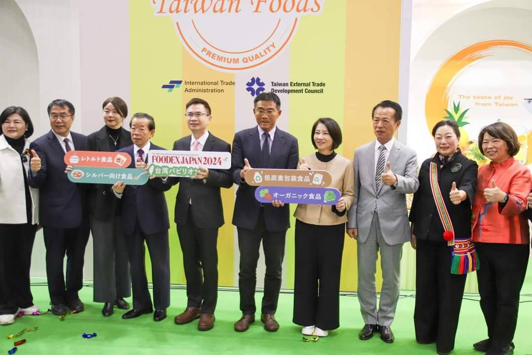 ▲駐日代表謝長廷(左4)及多位地方首長都出席台灣館開幕典禮(圖:記者 陳婉柔 翻攝)