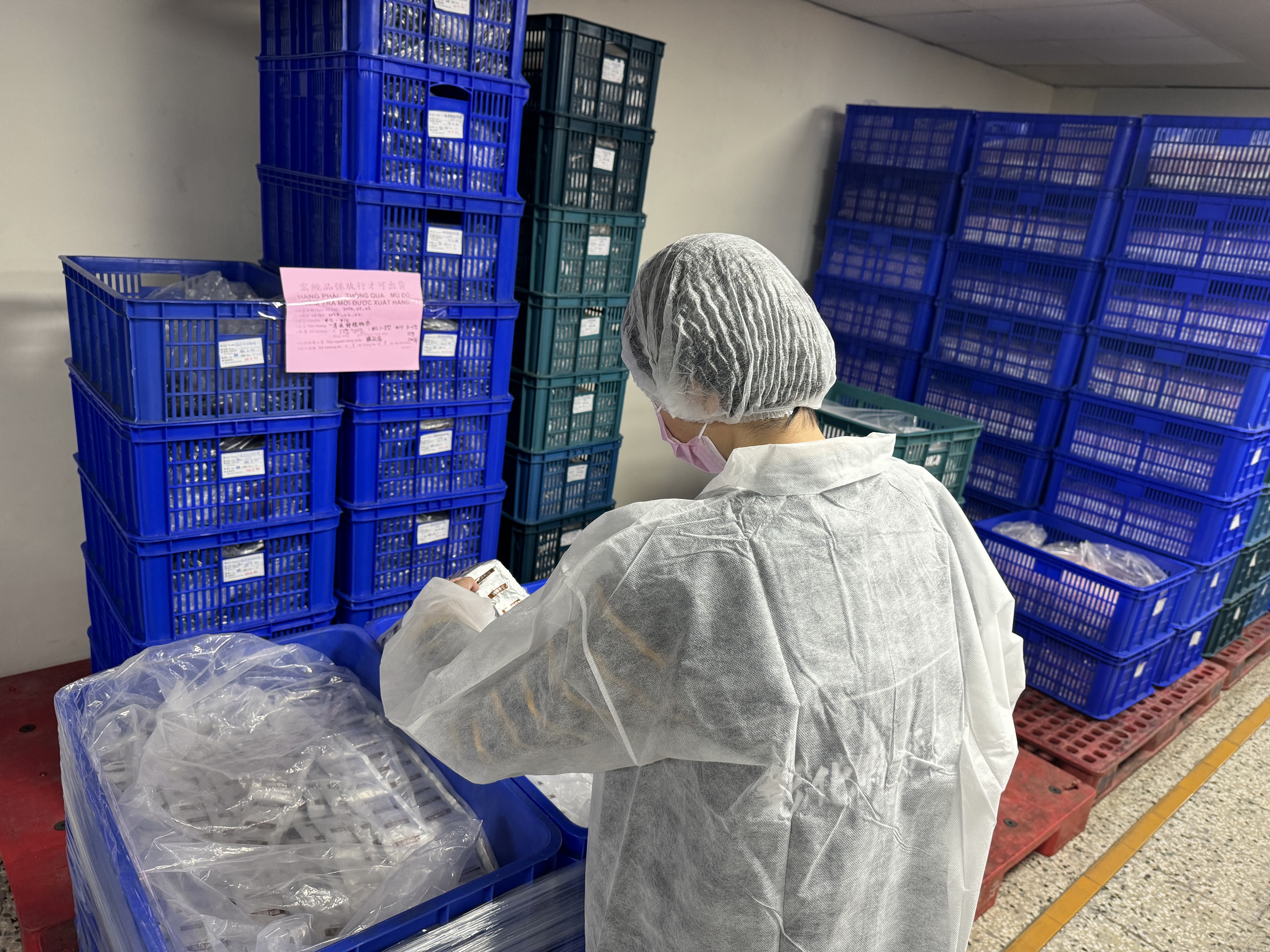▲食藥署追查致癌蘇丹紅的中國辣椒粉流向,維力食品、好品味公司也中鏢,彰化縣衛生局派員到相關廠商進行稽查。(彰化縣衛生局提供)