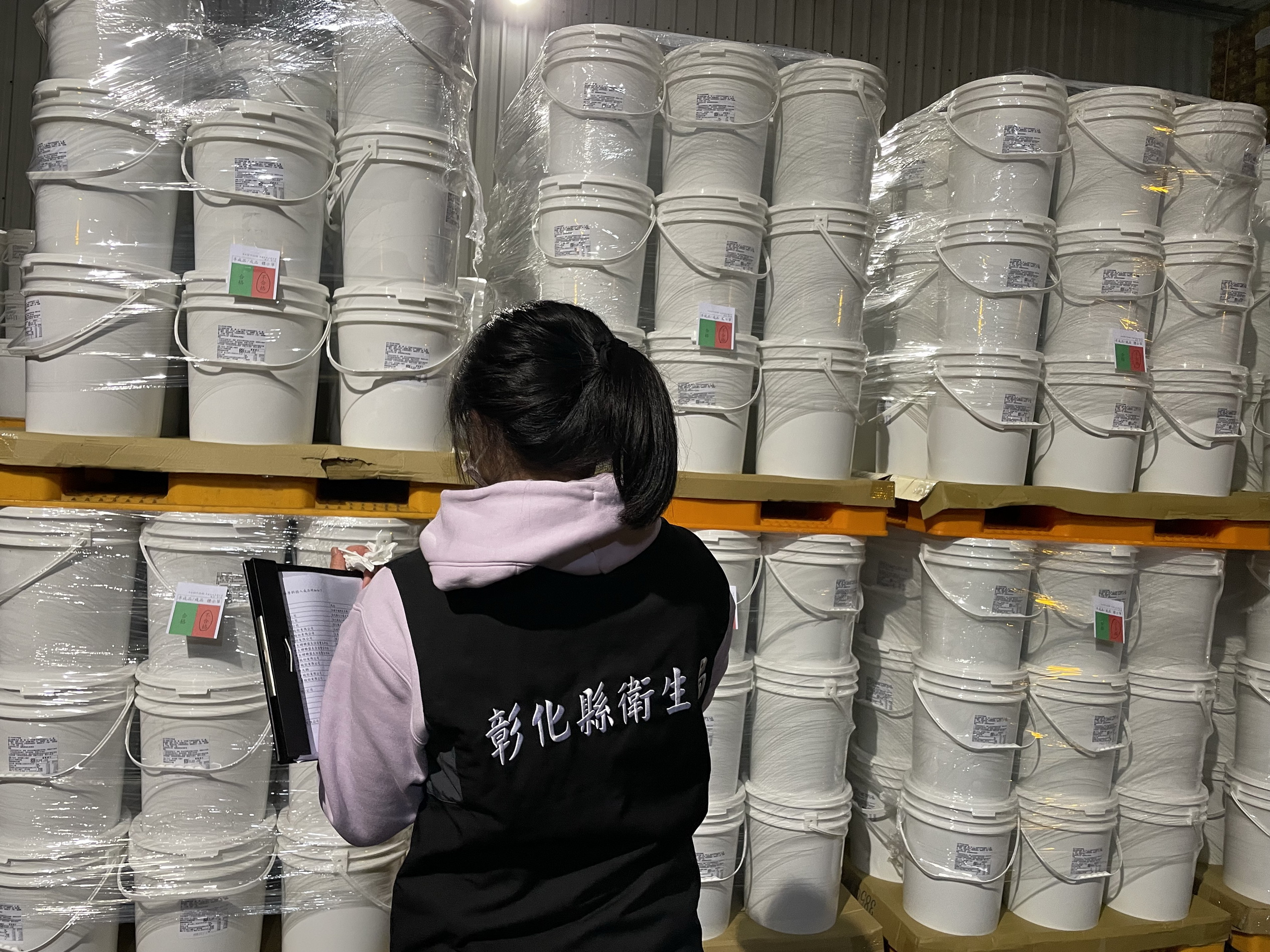▲食藥署追查致癌蘇丹紅的中國辣椒粉流向，維力食品、好品味公司也中鏢，彰化縣衛生局派員到相關廠商進行稽查。（彰化縣衛生局提供）