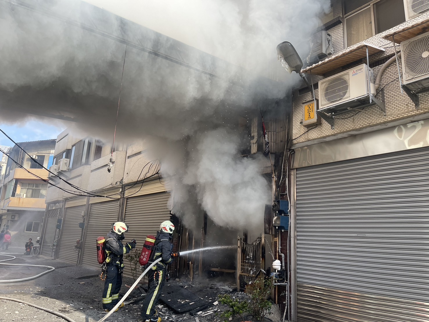 ▲彰化市彰水路一棟5樓透天厝民宅上發生火警，屋內三人一人自行逃出，有兩名男子受困，彰化消防局消防員衝入火場將2人救出，緊急送往醫院搶救。（消防局提供）