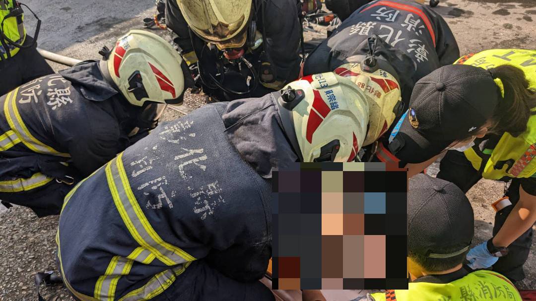▲彰化市彰水路一棟5樓透天厝民宅上發生火警，屋內三人一人自行逃出，有兩名男子受困，彰化消防局消防員衝入火場將2人救出，緊急送往醫院搶救。（消防局提供）