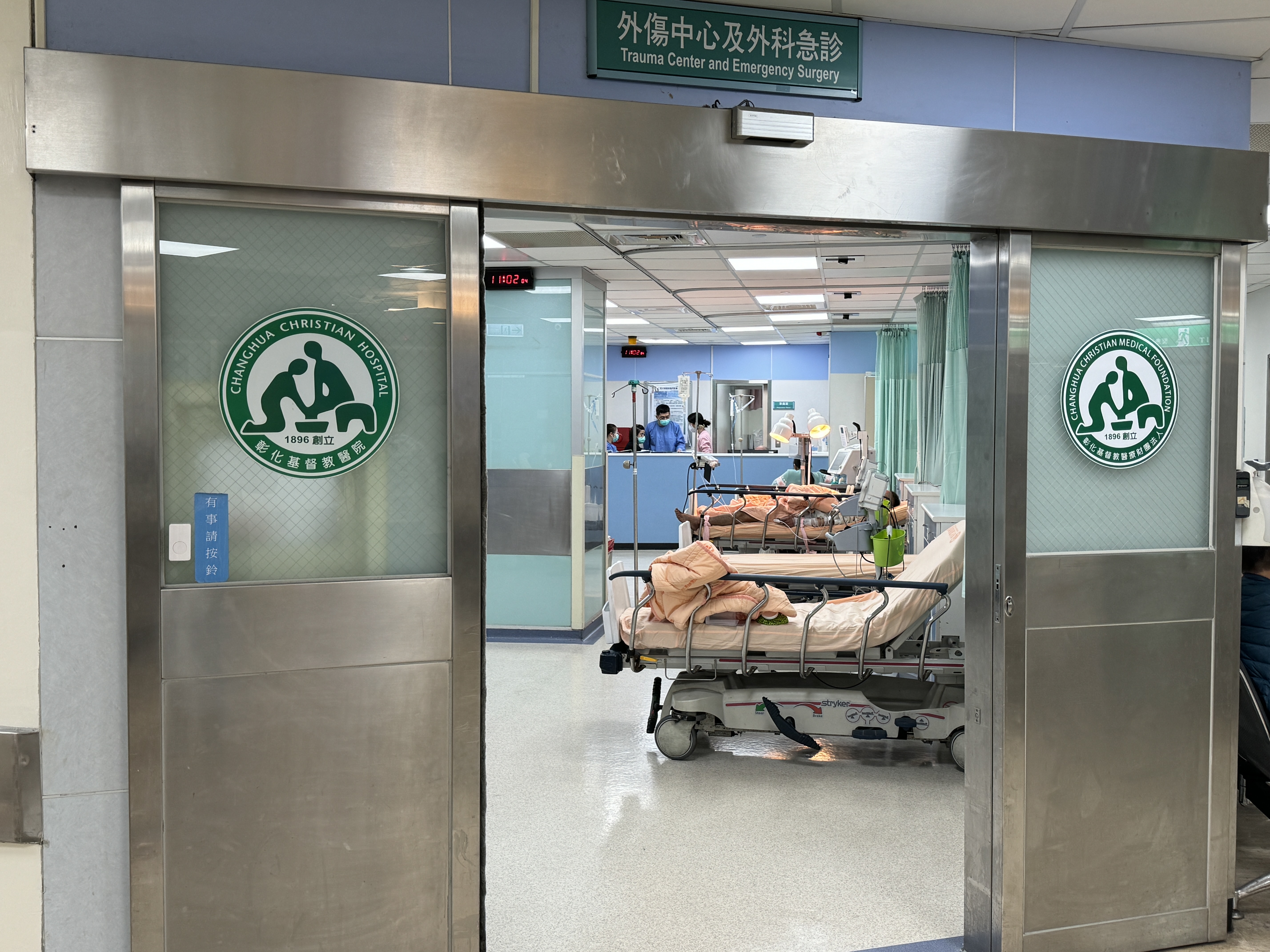 ▲消防員搶進火場找到被嗆傷的2人，惟2人均意識模糊，緊急送往醫院搶救。（消防局提供）