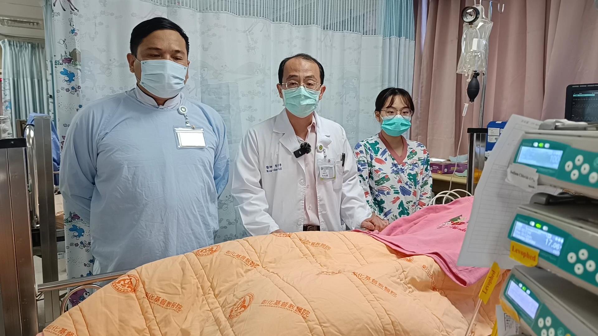 ▲彰化基督教醫院安排牧師為搶救中的陳姓妹妹祈禱。（彰基提供）