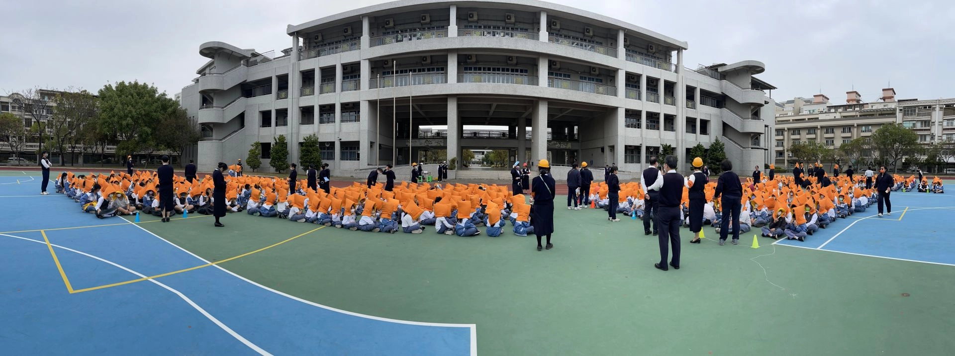 全校八百多名師生於短時間內疏散至運動場,完成避難、疏散及救護演練。