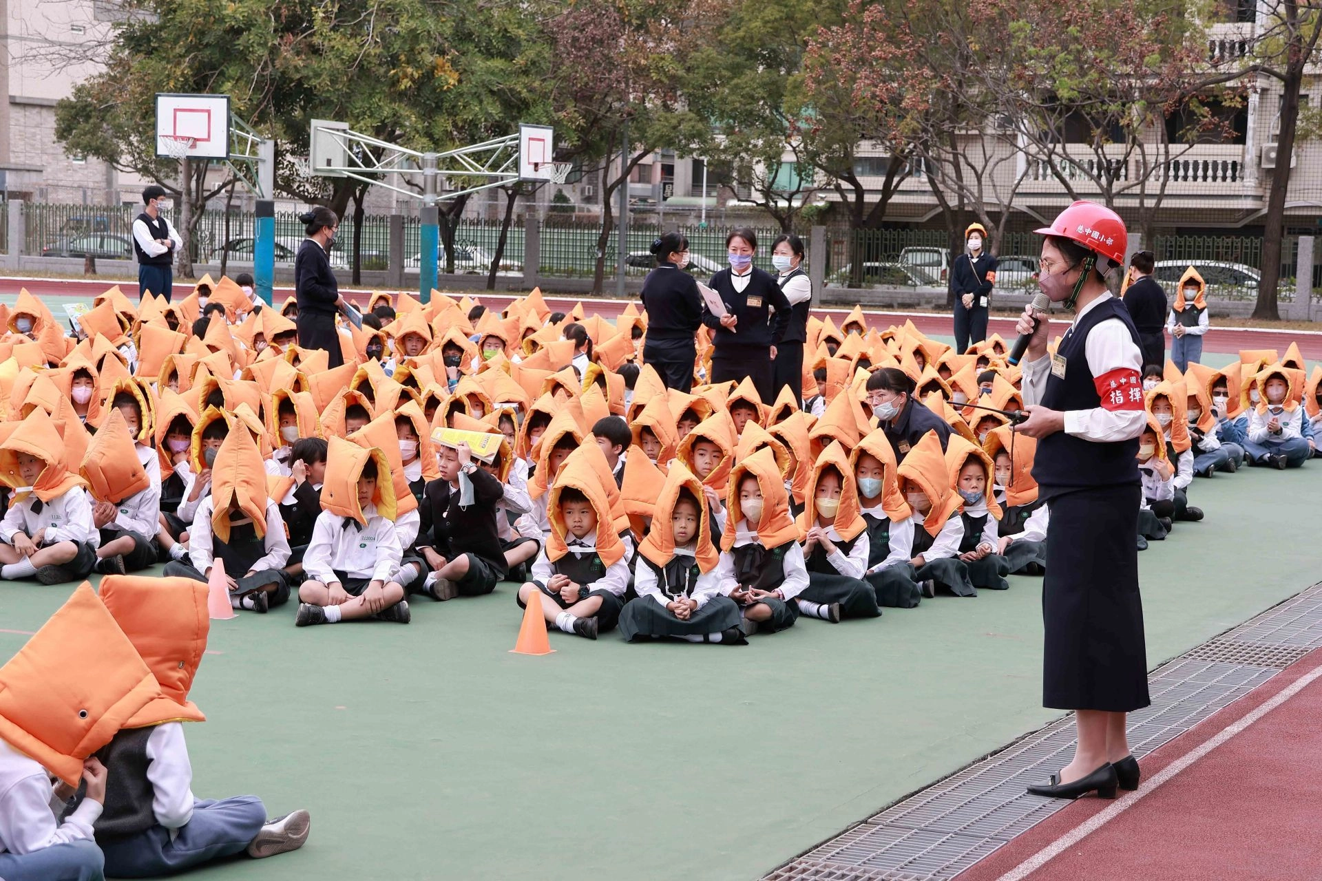 秀雯主任期勉大家,透過演練熟悉防災步驟,建立正確防災觀念及落實避難動作。