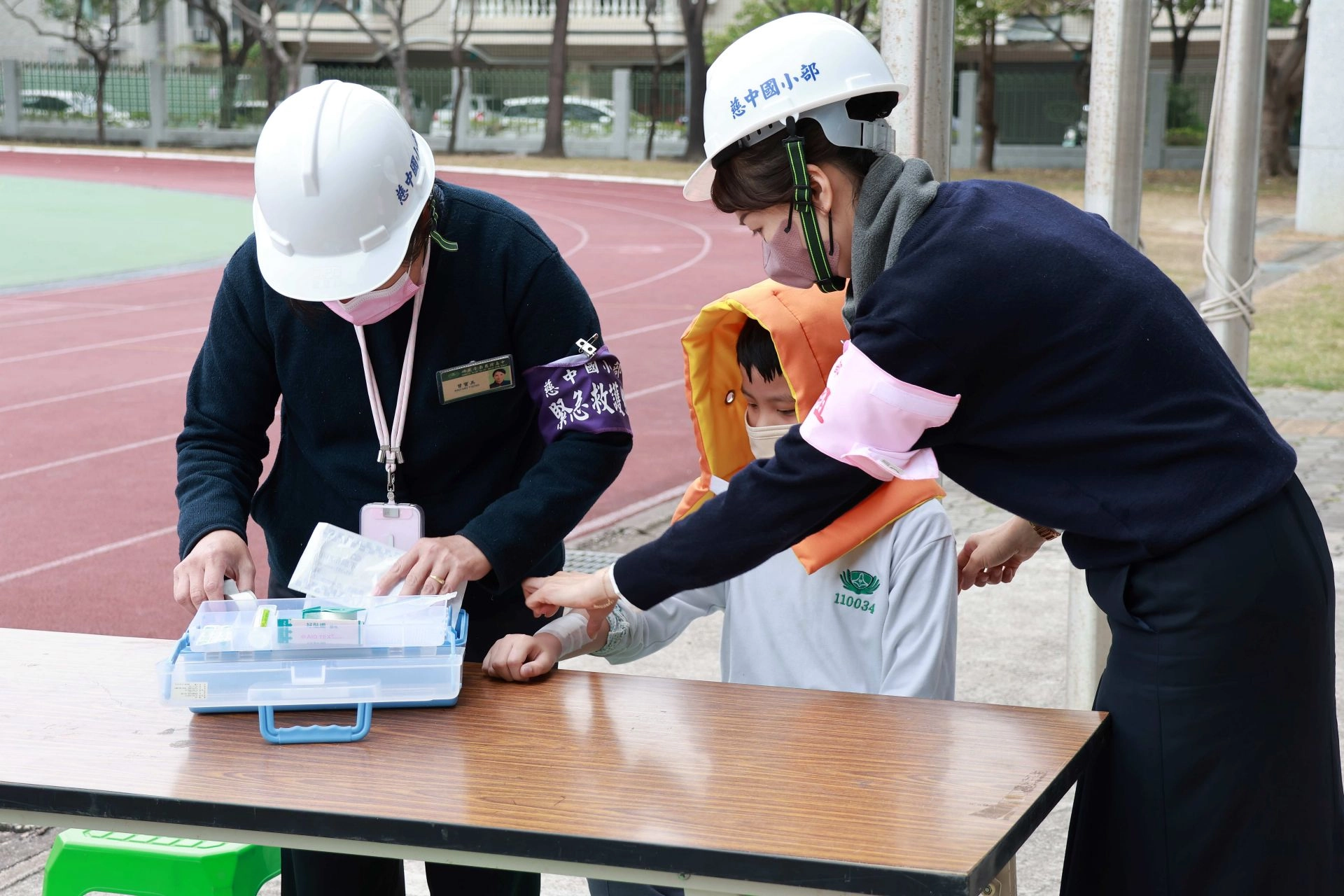 設立急救站,處理基本急救、安撫及心理諮商。