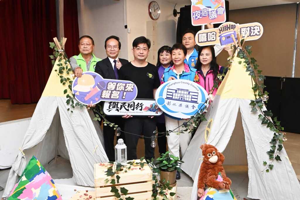 ▲彰化縣議會「與民同行」系列活動,不僅要跟民眾站在一起,更要「住在一起」。以當下最受歡迎的露營為主題,在議會內搭建帳篷,讓民眾免費體驗夜宿、欣賞議會夜間之美。(記者林明佑攝)