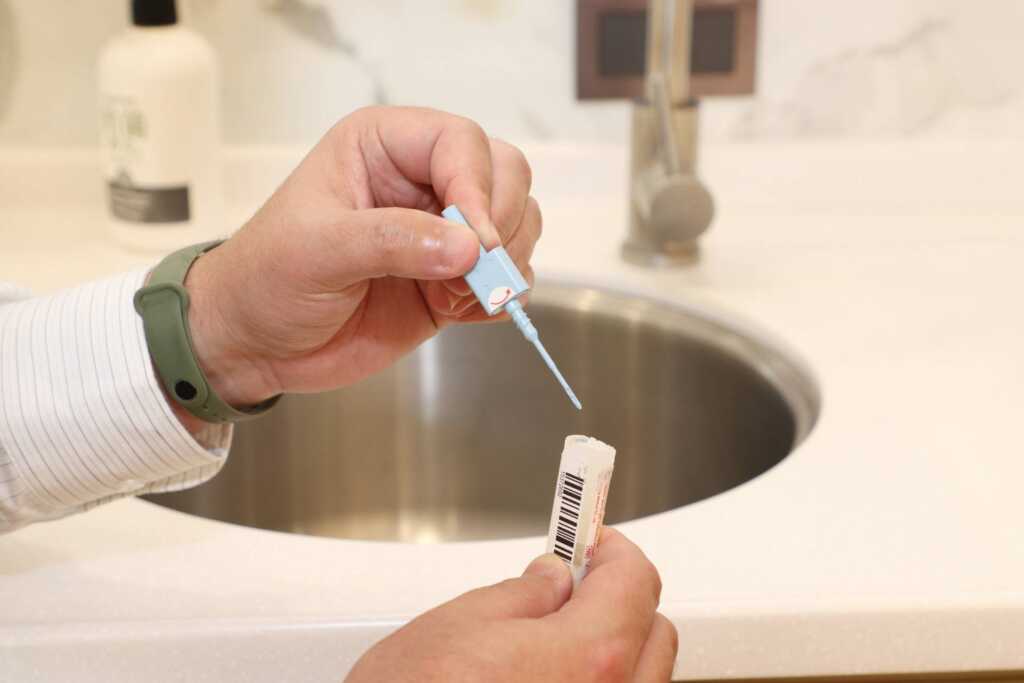 ▲大腸癌篩檢可做糞便潛血檢查,以專用容器與採集勺取得適量糞便,放入專用採集管後儘速送回醫院。(示意圖/仁愛長庚合作聯盟醫院提供)
