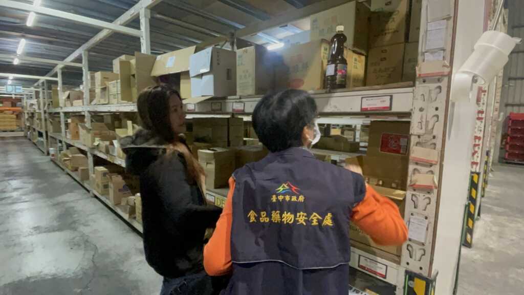 ▲食安處稽查員針對問題辣椒粉執行物流倉儲稽查。(台中市衛生局提供)