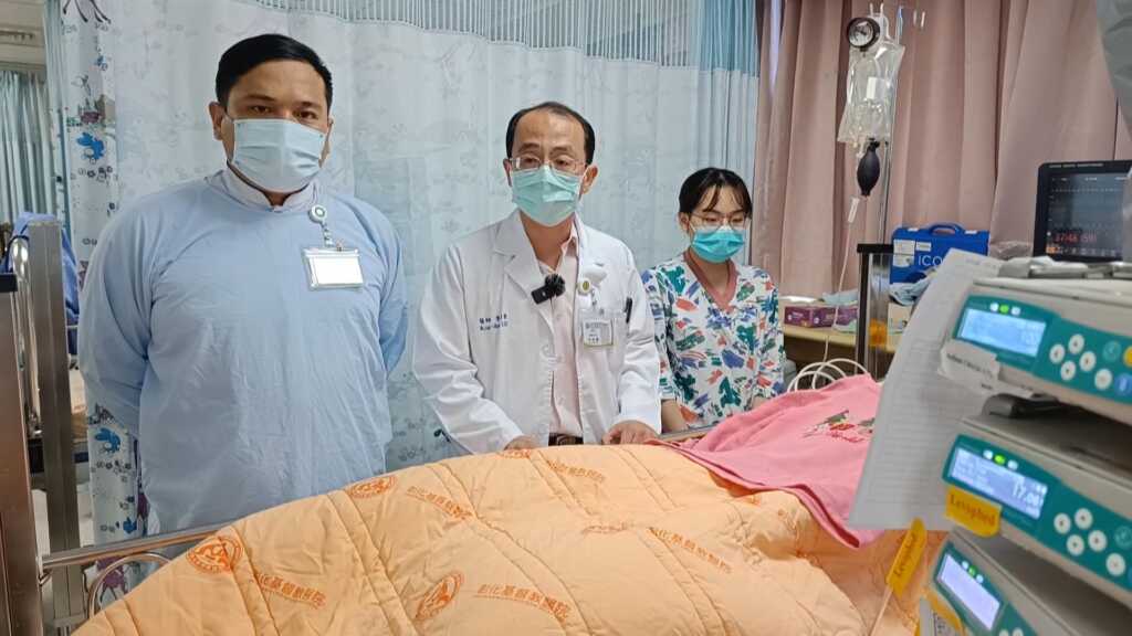 ▲彰基兒童加護病房主任李明聲醫師表示,目前小朋友的狀況,這2天血壓仍舊有起伏,生命徵象已經穩定。(彰基醫院提供)