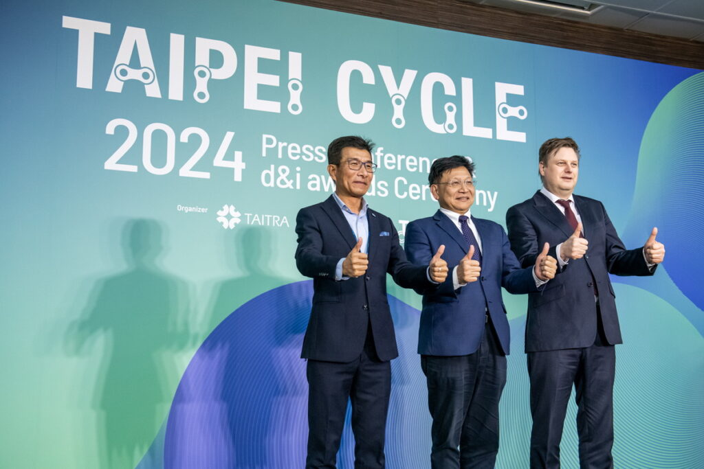 左到右,臺灣自行車輸出業同業公會理事長吳盈進、中華民國對外貿易發展協會副秘書長邱揮立、iF Design執行長Uwe Cremering