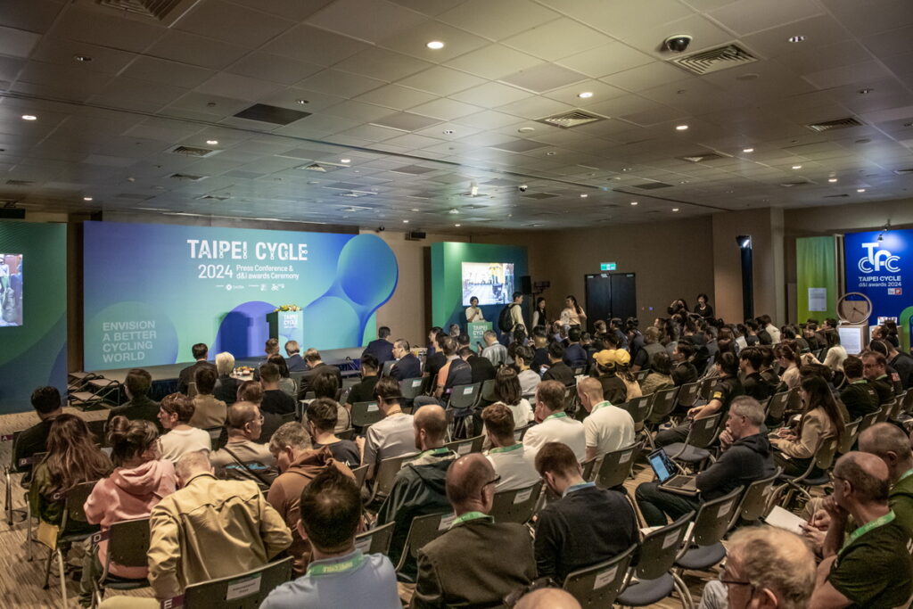 台北國際自行車展創新設計獎TAIPEI CYCLE d&i awards邁入第十二屆,今日公布來自8國共47件得獎作品,其中5件產品獲選為金質獎、各1件分別獲得「新創企業獎」及「綠色永續獎」。