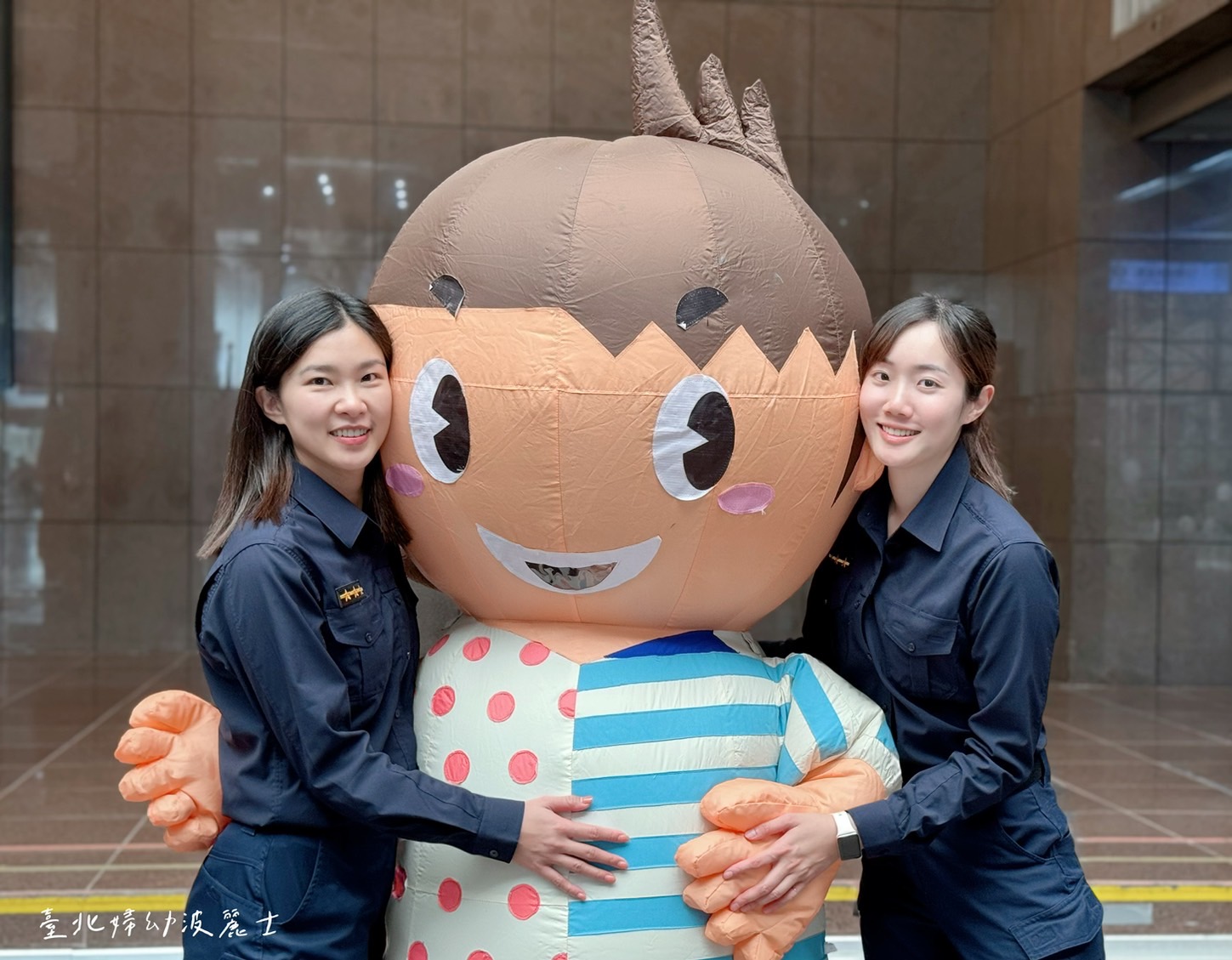 國際婦女節北市警婦幼警察隊與象徵性別平等的行動人偶共同宣導「用支持取代批判」理念。