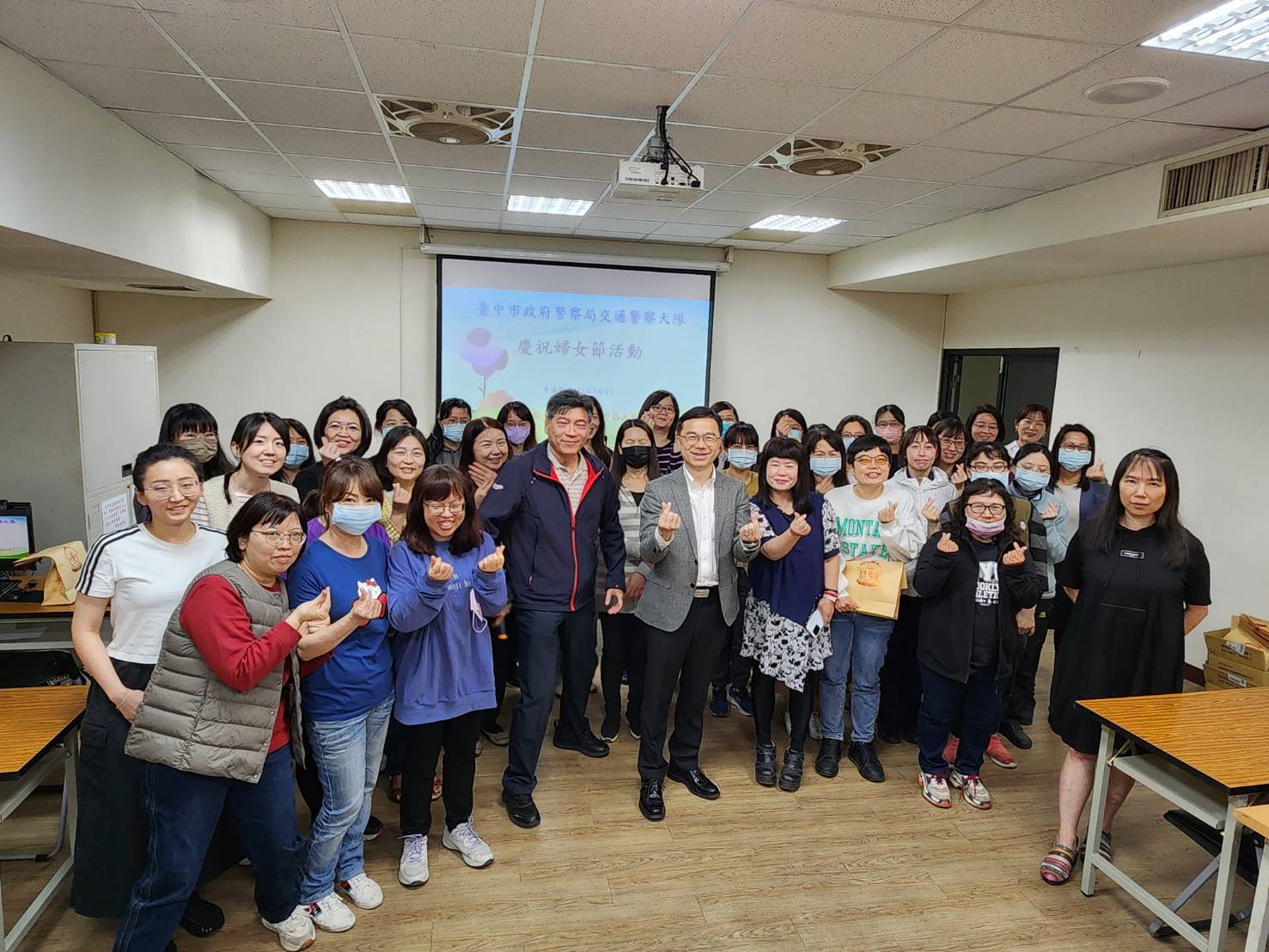 ▲圖說:迎接三八婦女節,中市交警大隊特別為女性同仁舉辦一場「閃亮亮」慶祝活動 (圖/台中市政府提供)