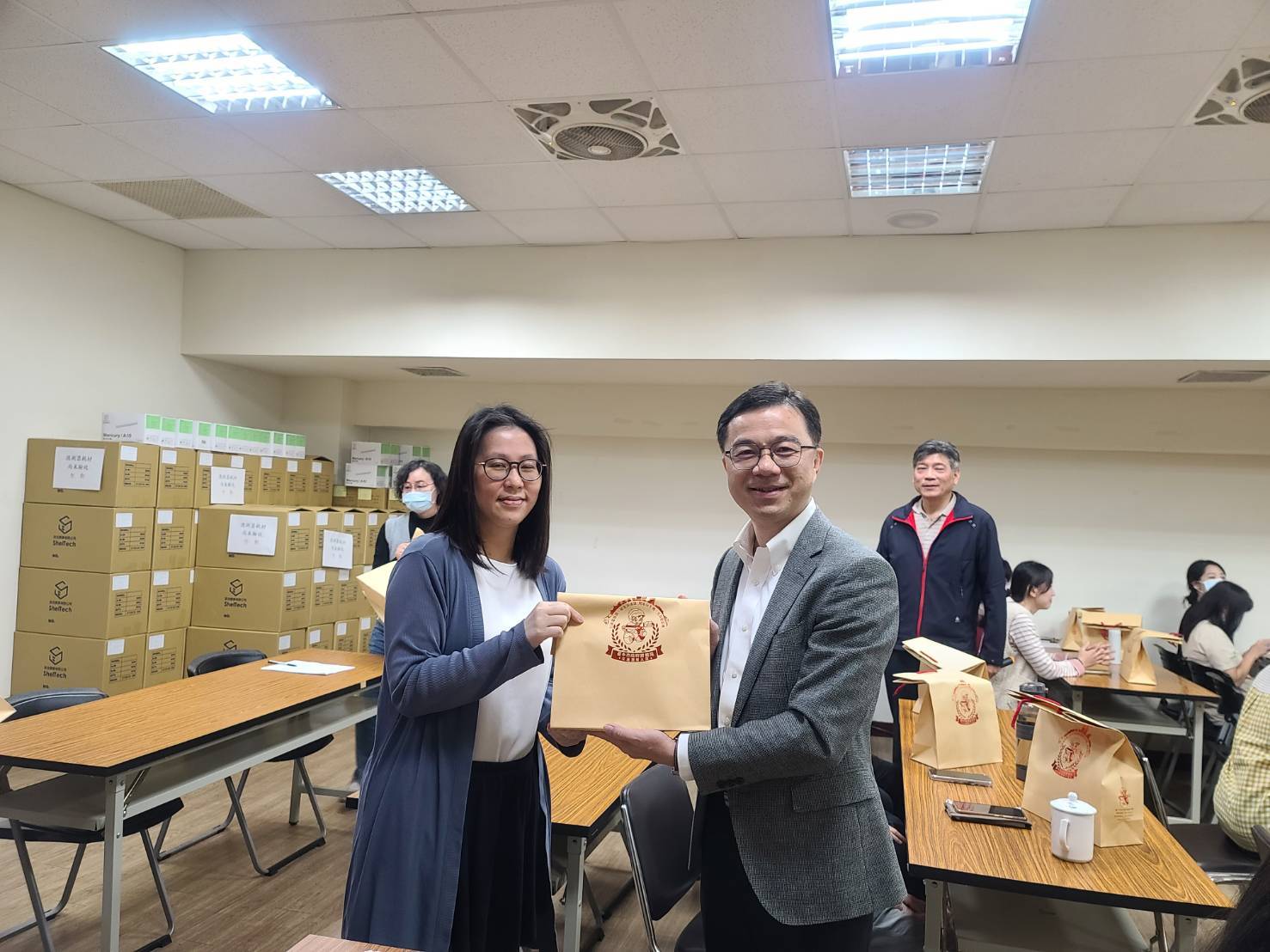 ▲圖說:交警大隊於慶祝活動中致贈每位女性同仁面膜及巧克力,表達感謝和祝福 (圖/台中市政府提供)