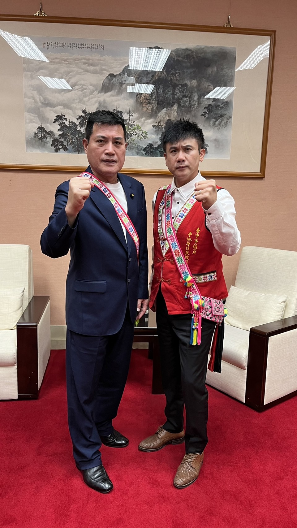立法委員黃仁強力向原住民鄉親推薦,懇請支持台中市議員平地原住民候選人吳軍,未來將在地方分進合擊捍衛原民權益。(記者包克明 翻攝)