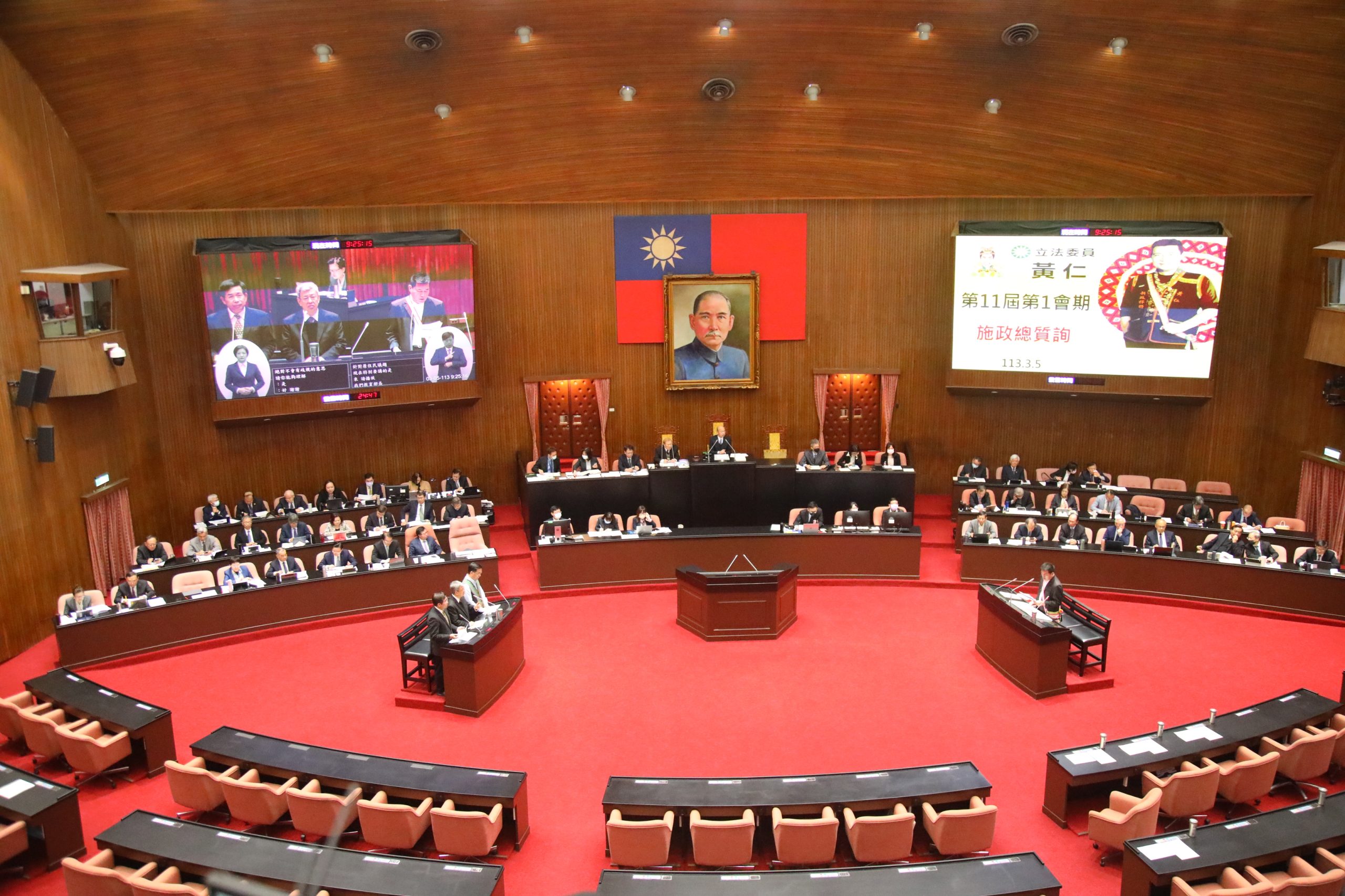 黃仁強烈要求行政院應該立即、馬上制訂通過「反族群歧視法」和「促進族群平等法」,不應再藉故拖延。(記者包克明 攝影)