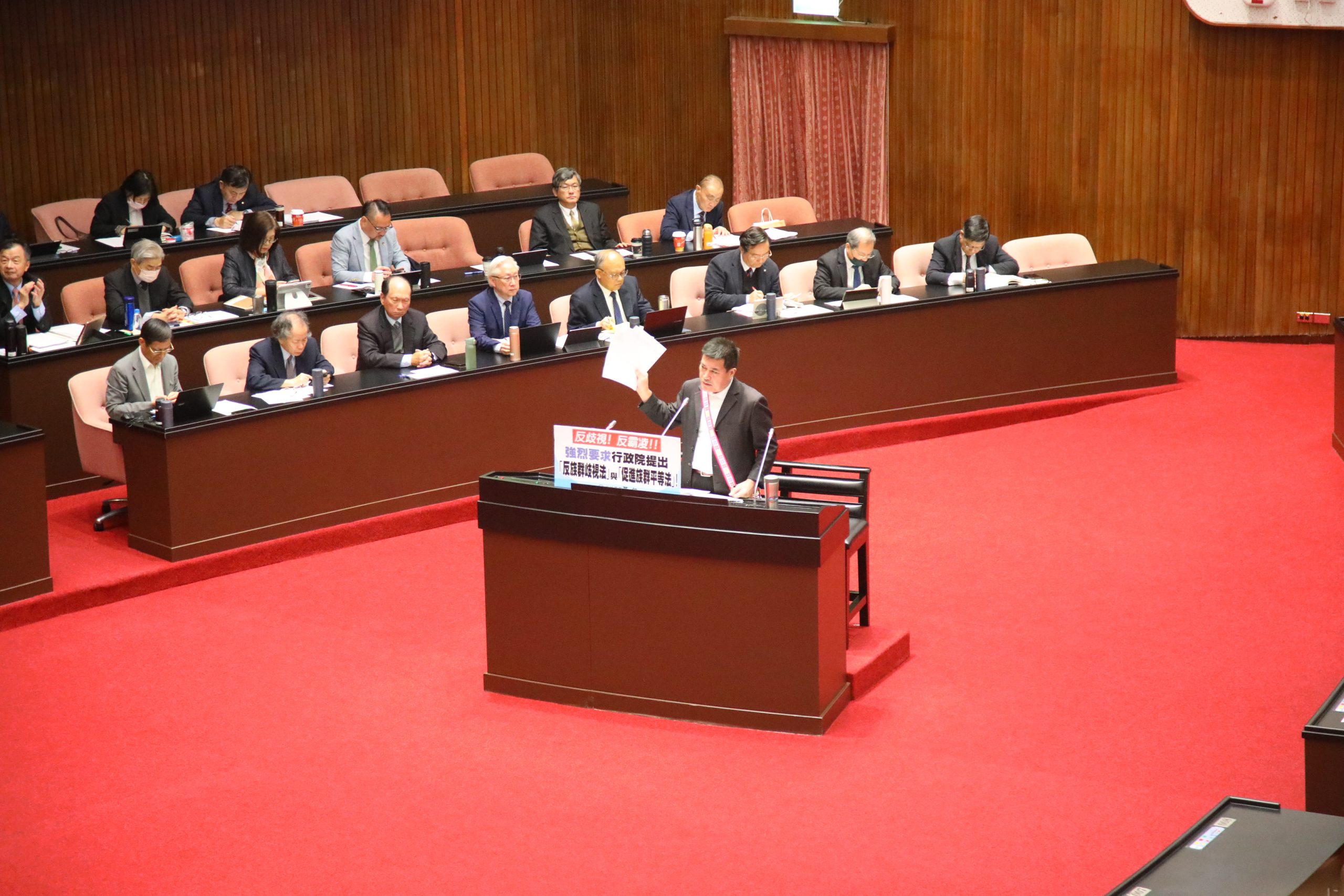 黃仁首次在立法院施政總質詢行政院長陳建仁,完全展現原住民勇士的氣勢。(記者包克明 攝影)