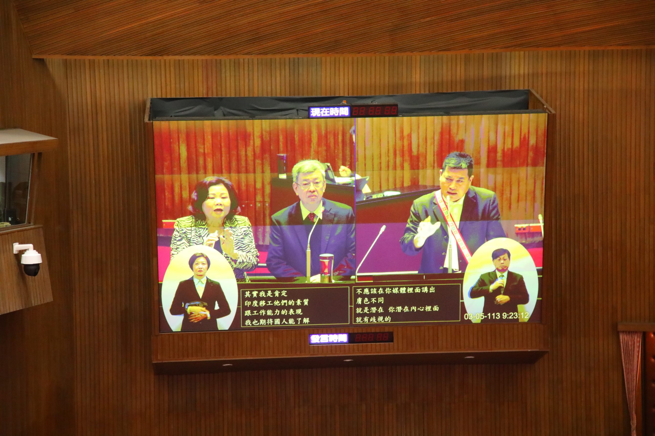 黃仁質詢時指出,台灣與印度簽署移工合作備忘錄,勞動部長許銘春提及「膚色相近」等語被認為涉及歧視,發言不當。(記者包克明攝)