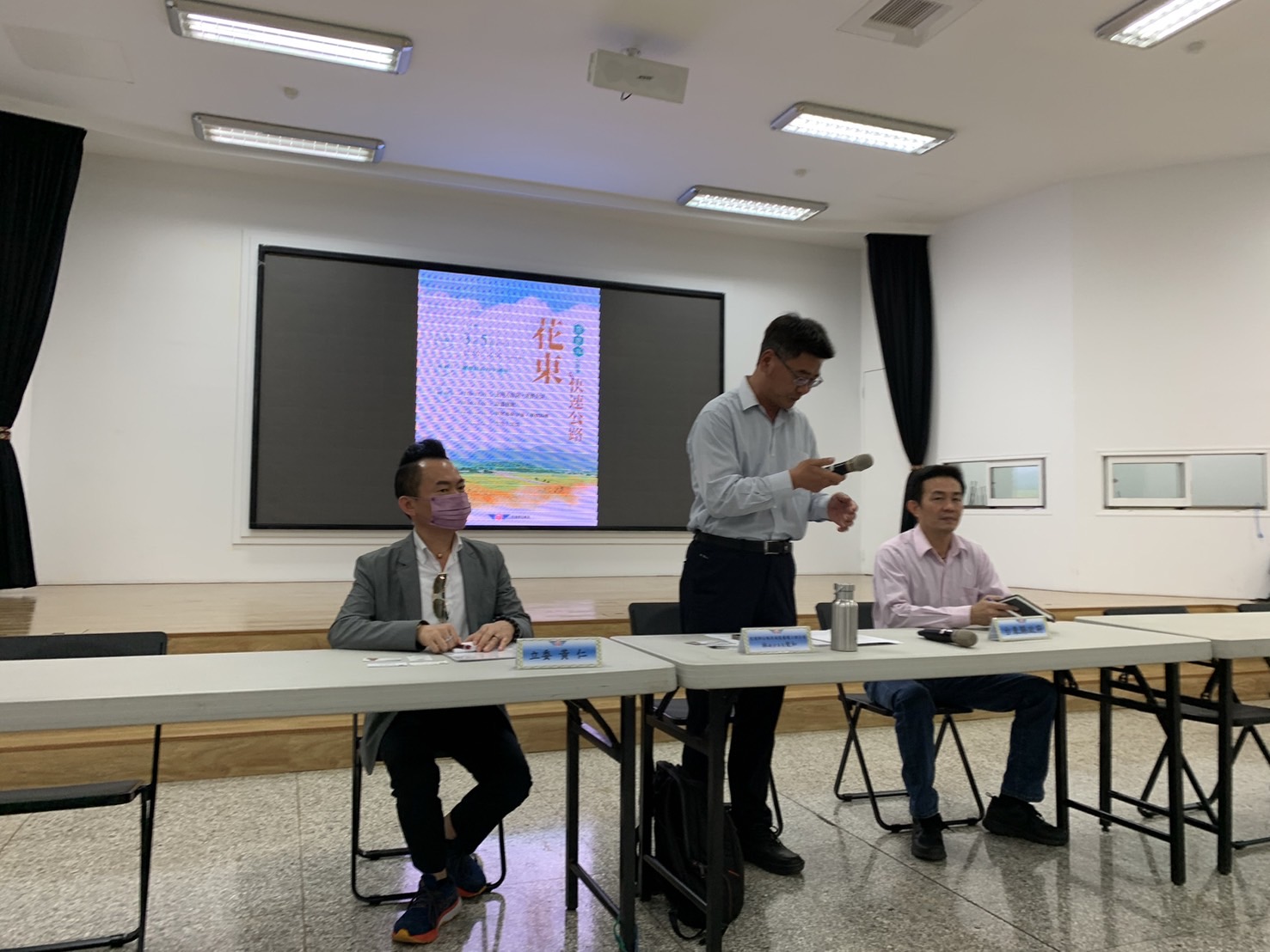 黃仁委員辦公室主任蘇品嘉5日下午出席交通部公路局舉辦的花東快可行性評估說明會。(記者包克明 翻攝)
